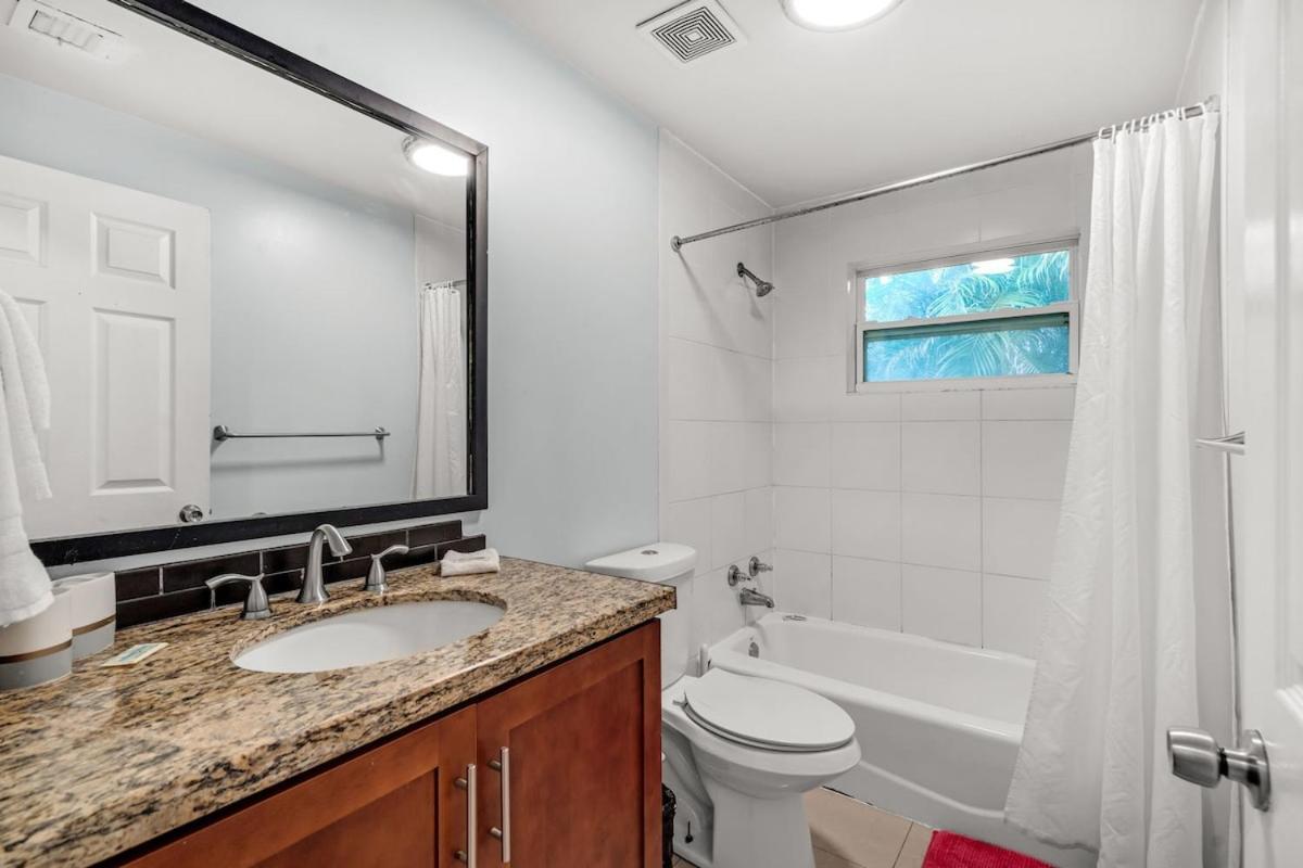 Tropical House 3 Bedrooms With Pool Oakland Park Hébergement de vacances *